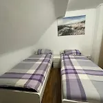 Monteur Fuer 4 Personen In Oberhausen. Appartement