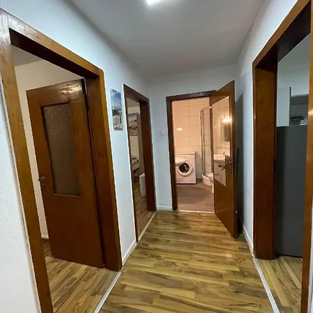 Monteur Fuer 4 Personen In Oberhausen. Appartement *