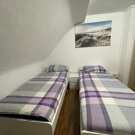 Monteur Fuer 4 Personen In Oberhausen. Apartmán